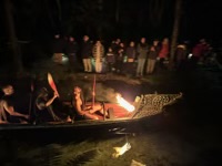 Māori canoe show