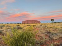 Uluṟu as the sun sets