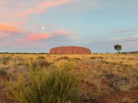 Uluṟu as the sun sets